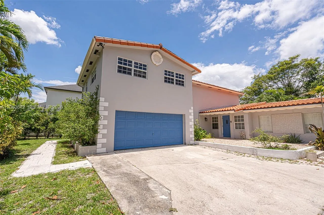 3 bed, 2.0 bath, 3687 sqft, $3,950 — Photo 1