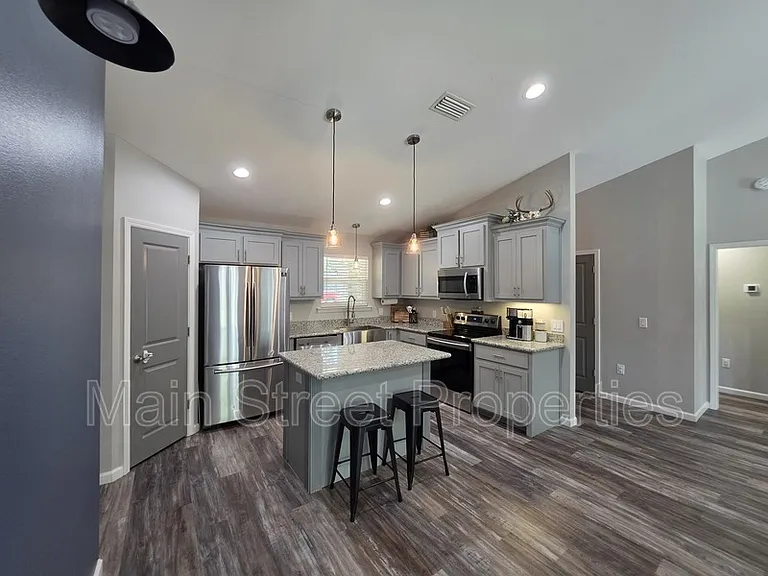 5565 Riviera Dr — Photo 6