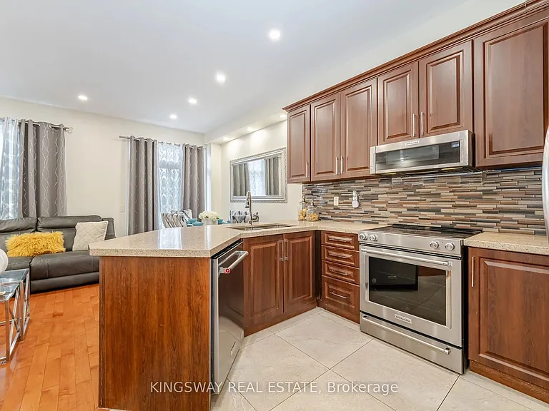 803 Khan Cres — Photo 16
