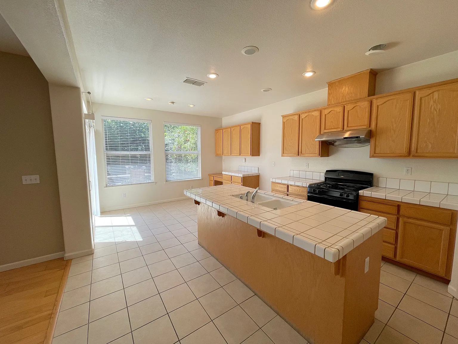 4 bed, 2486 sqft, $3,150 — Photo 4