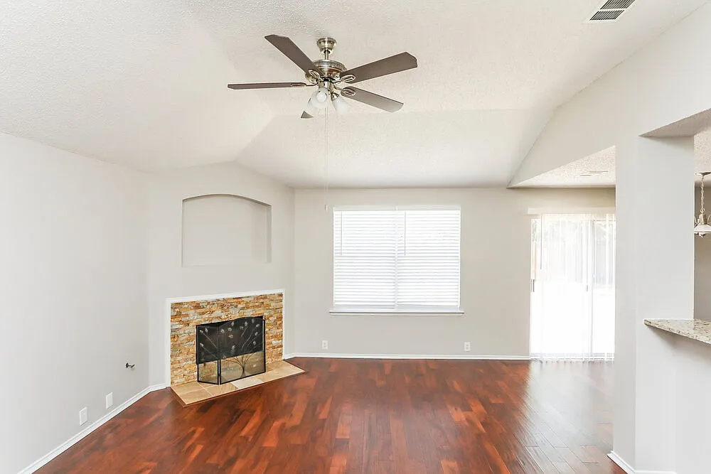 3 bed, 2.0 bath, 1515 sqft, $2,180 — Photo 3
