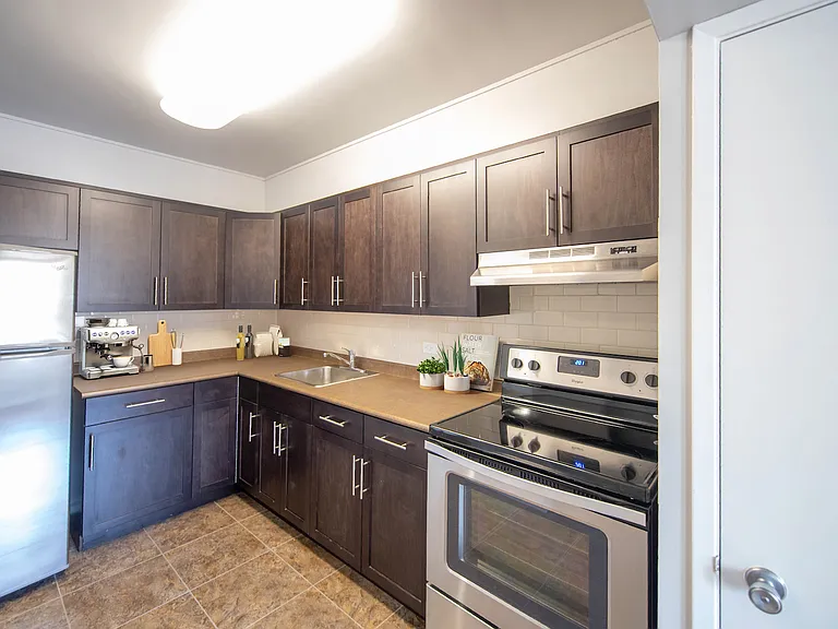 270 Roslyn Rd — Photo 8