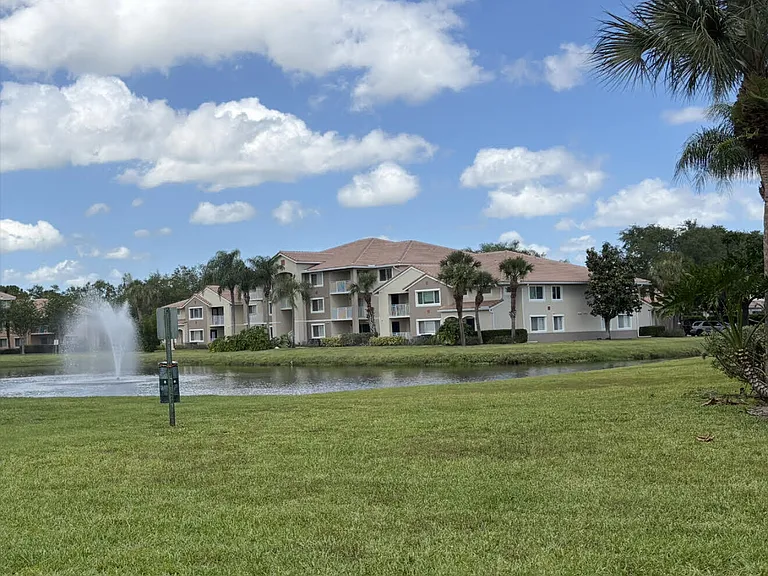 181 SW Palm Dr #203 — Photo 2