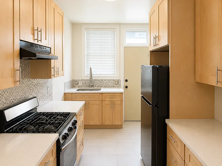 635 Irving St #3 — Photo 3