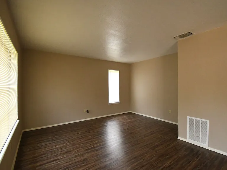 201 Parklane Dr — Photo 5