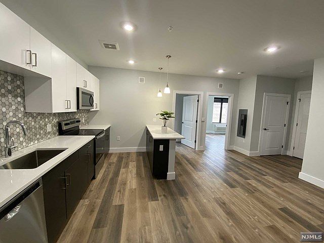 1st image of 270 Orange St #523