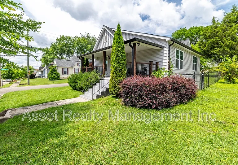 301 E Quincy Ave — Photo 2