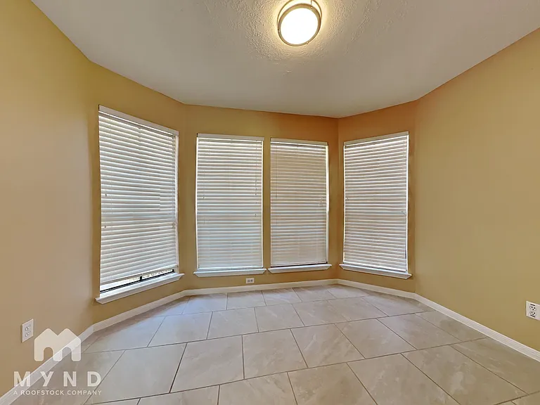 8111 Valeta Dr — Photo 5