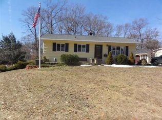 2 Crestwood Ave, Plainville, MA 02762