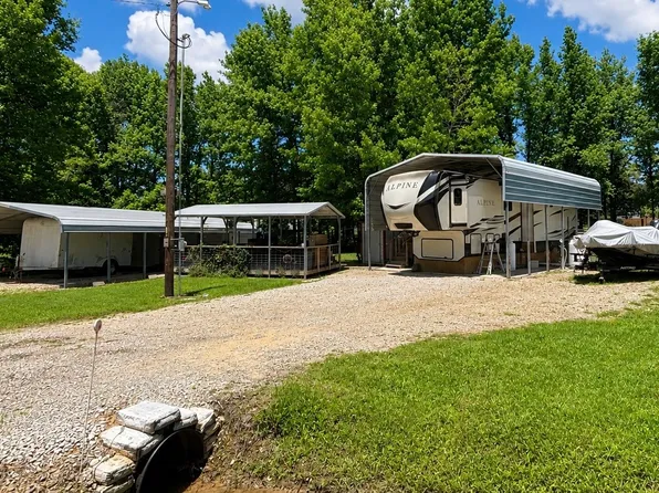 1063 Holiday Village Dr, Quitman, TX 75783