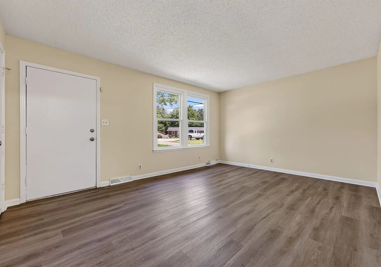 3 Bedroom Pet Friendly Home For Rent Near Post! — Photo 4