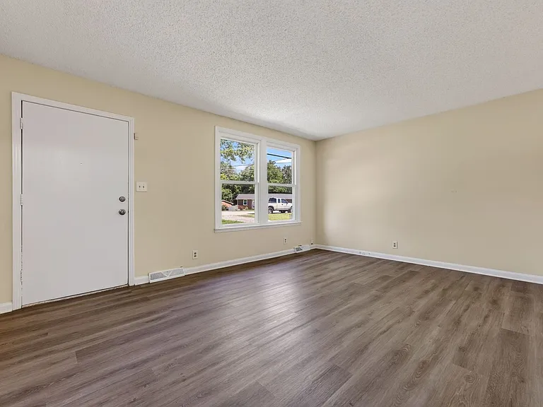 573 Waldorf Dr — Photo 4