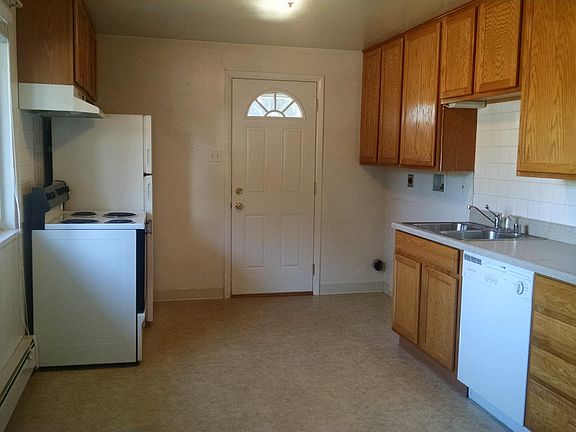 The kitchen has a dishwasher and washer/dryer hookups.