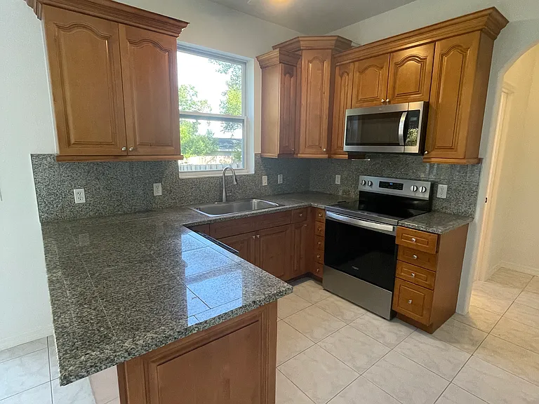 Nice kitchen with brand new stainless steel appliances