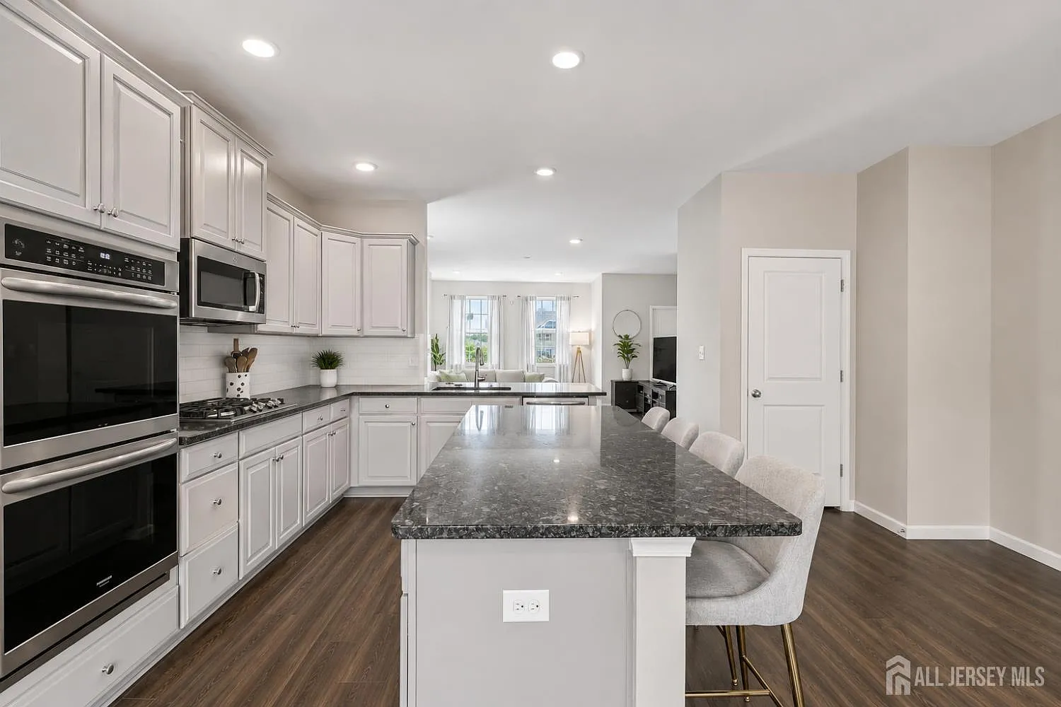 3 bed, 4.0 bath, 2252 sqft, $3,490 — Photo 2