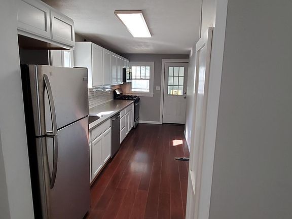 3rd image of 711 N Dartmouth St