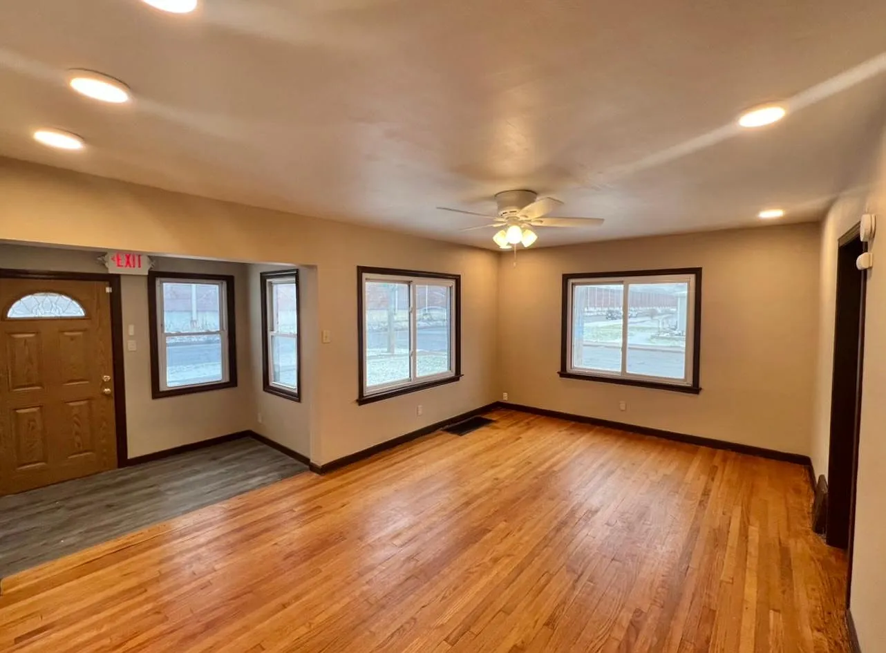 4 bed, 2.5 bath, 2025 sqft, $1,895 — Photo 3