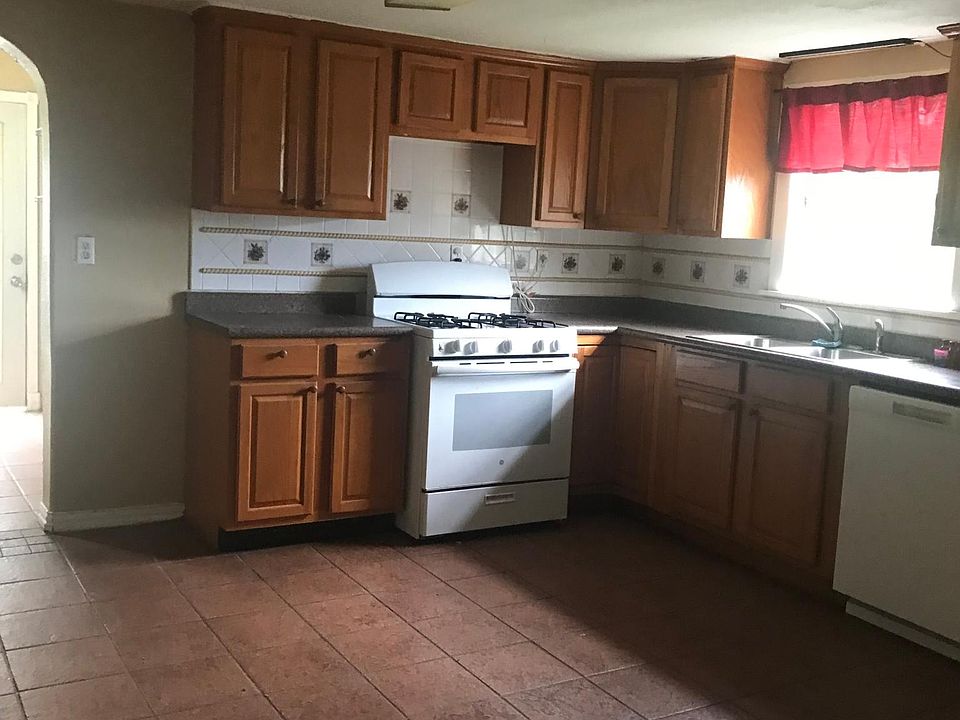 2nd image of 310 E Grayson St