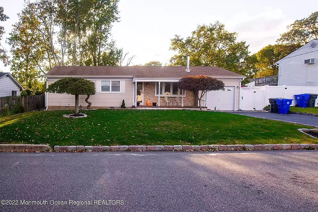 384 Essex Dr photo 1