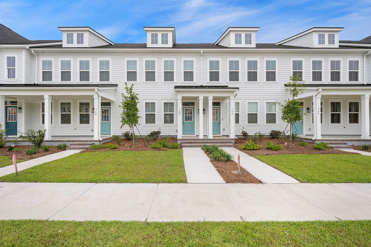 Building Photo - 762 Blueway Ave
