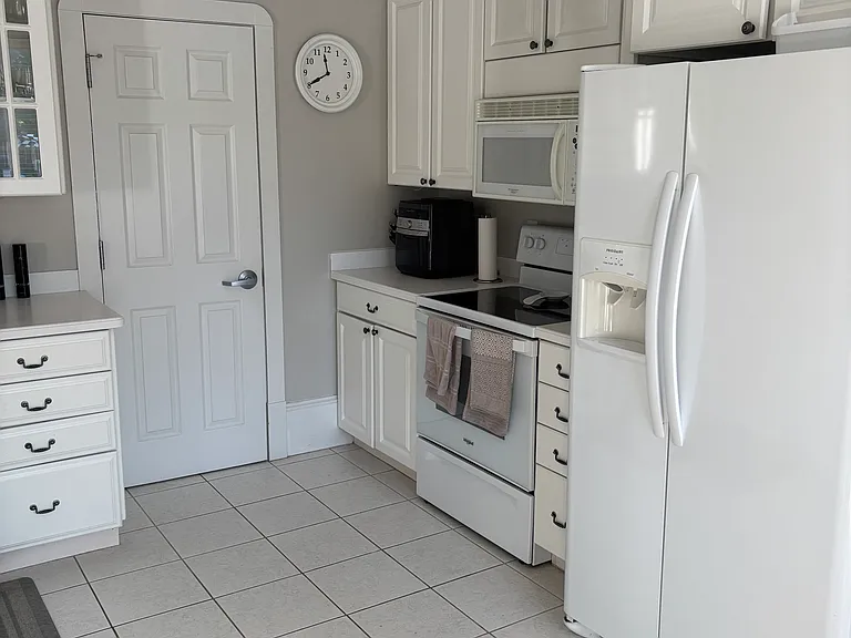 140 E 22nd St #C — Photo 12