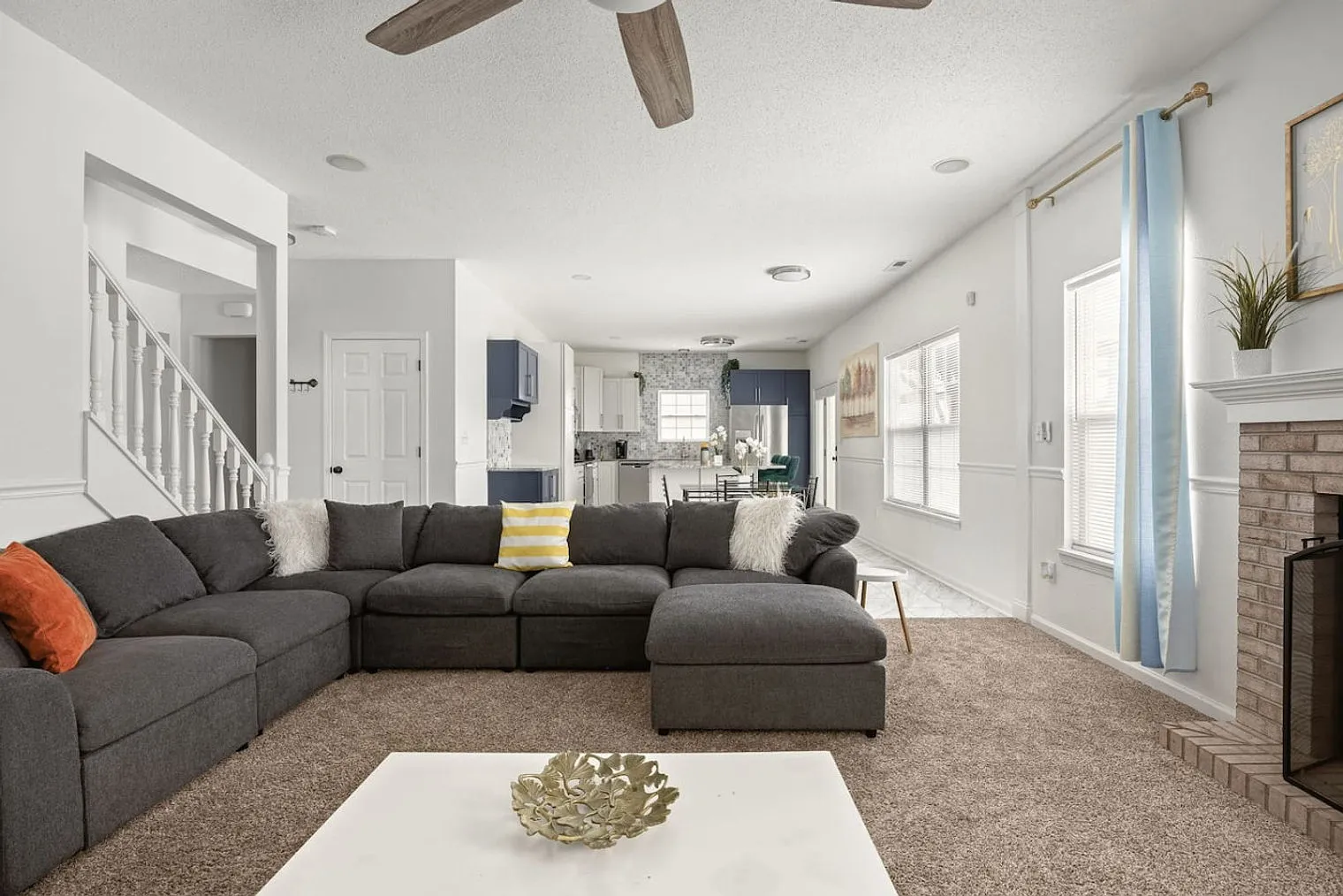 5 bed, 2.0 bath, 2798 sqft, $5,638 — Photo 3