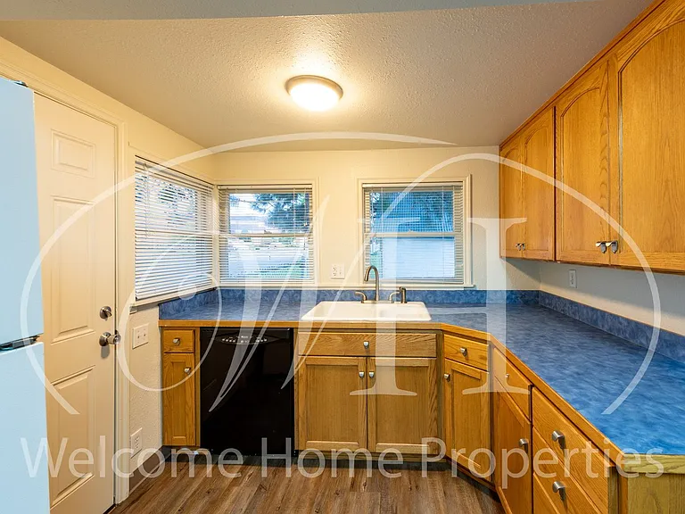 403 SW 2nd St — Photo 4