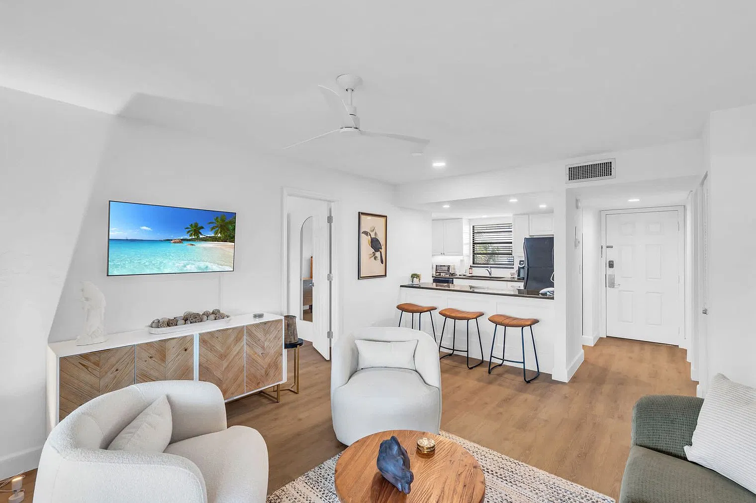 2 bed, 2.0 bath, 861 sqft, $5,844 — Photo 4
