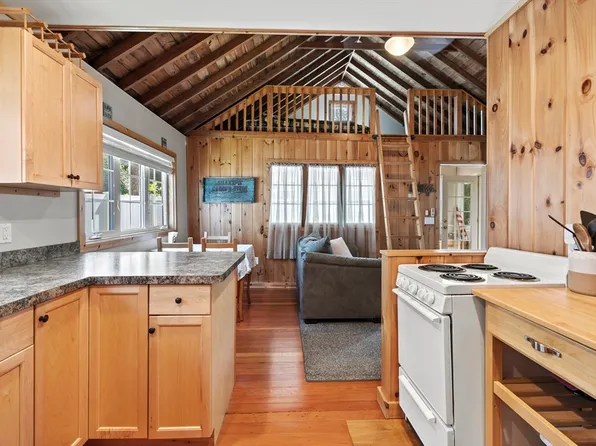 7 Sichols Colony Rd, Wales, MA 01081