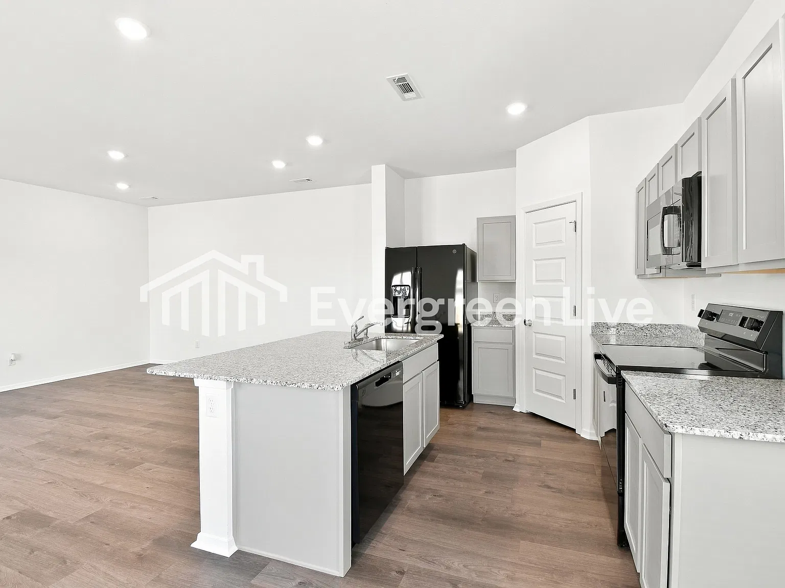 3 bed, 2.5 bath, 1599 sqft, $1,325 — Photo 3