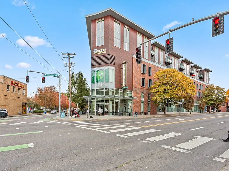 The Beverly — Photo 27