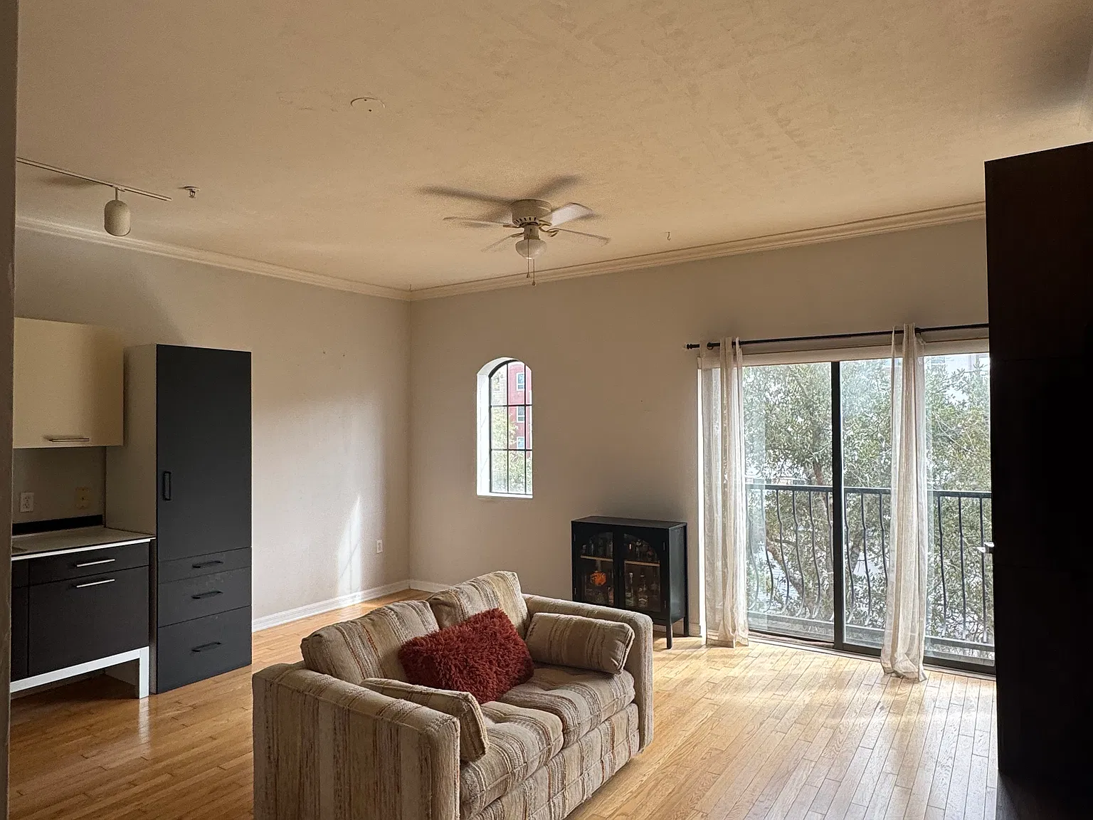 2 bed, 836 sqft, $2,000 — Photo 1
