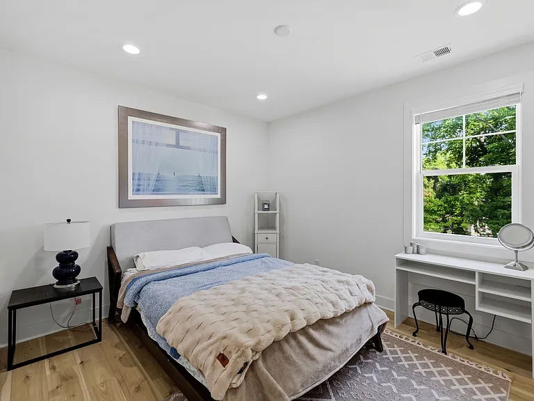 211B Queen Ave — Photo 37