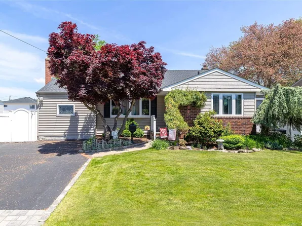 205 Violet Street, Massapequa Park, NY 11762