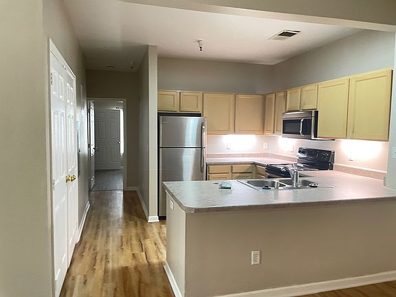 5th image of 200 Talus Way APT 421
