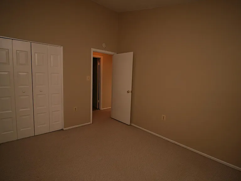 512 Suffield Dr — Photo 17