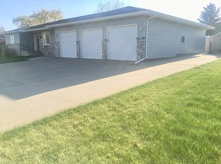 1525 1st Ave NE, Beulah, ND 58523