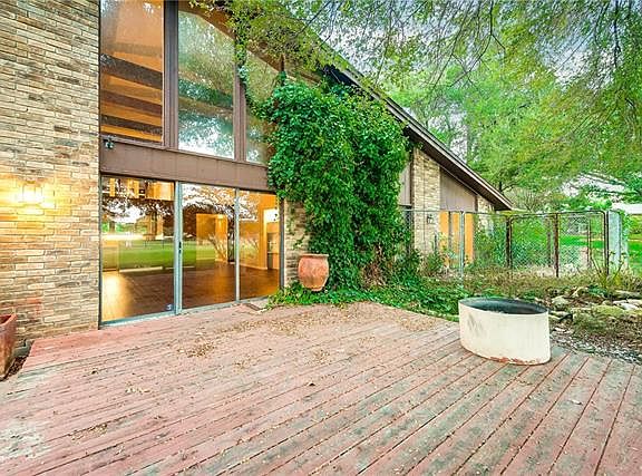 2nd image of 1106 Country Club Ct