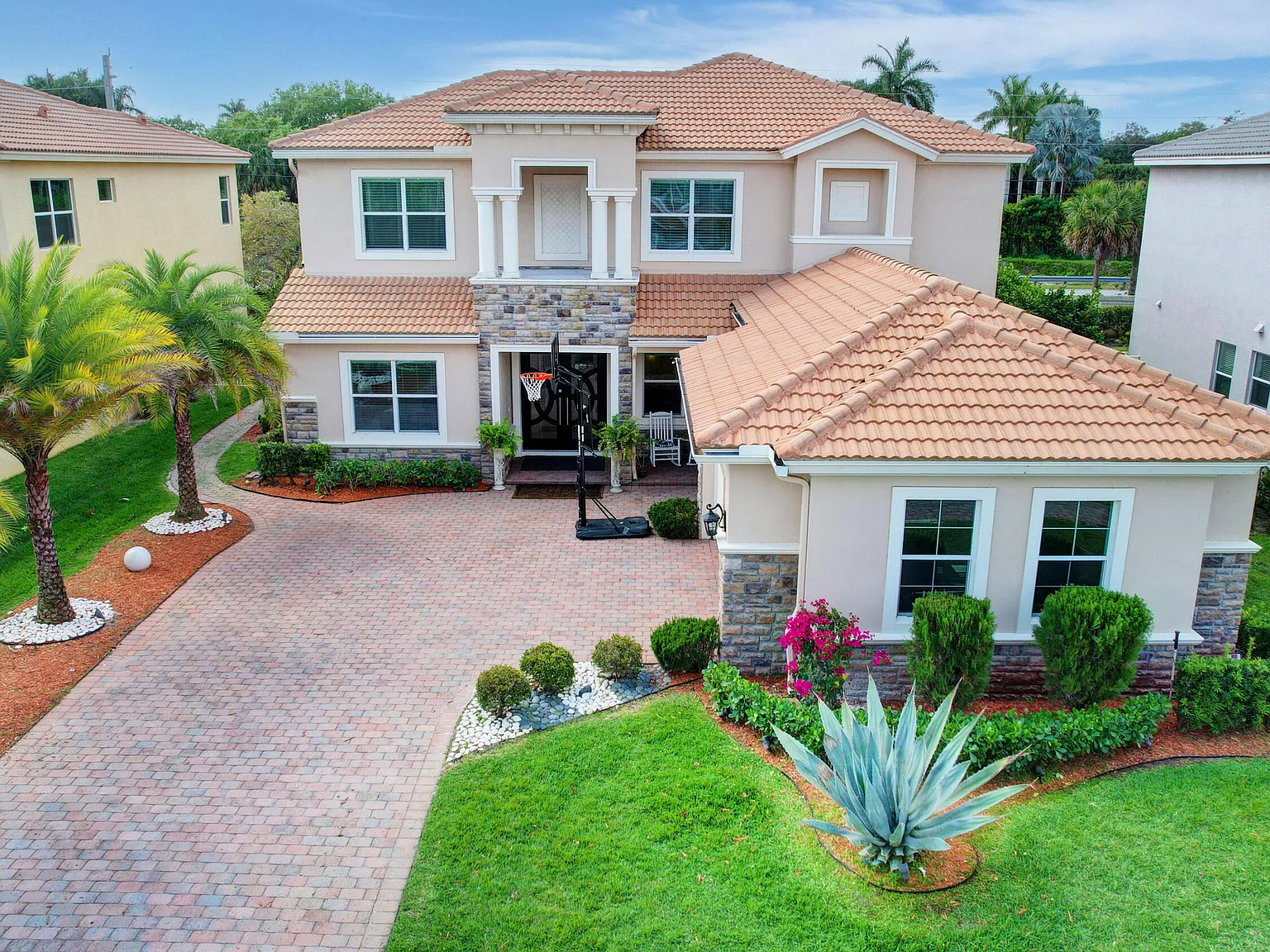 5 bed, 3.5 bath, 3902 sqft, $7,500 — Photo 2