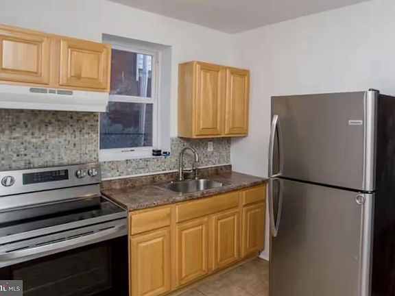5th image of 704 N Preston St
