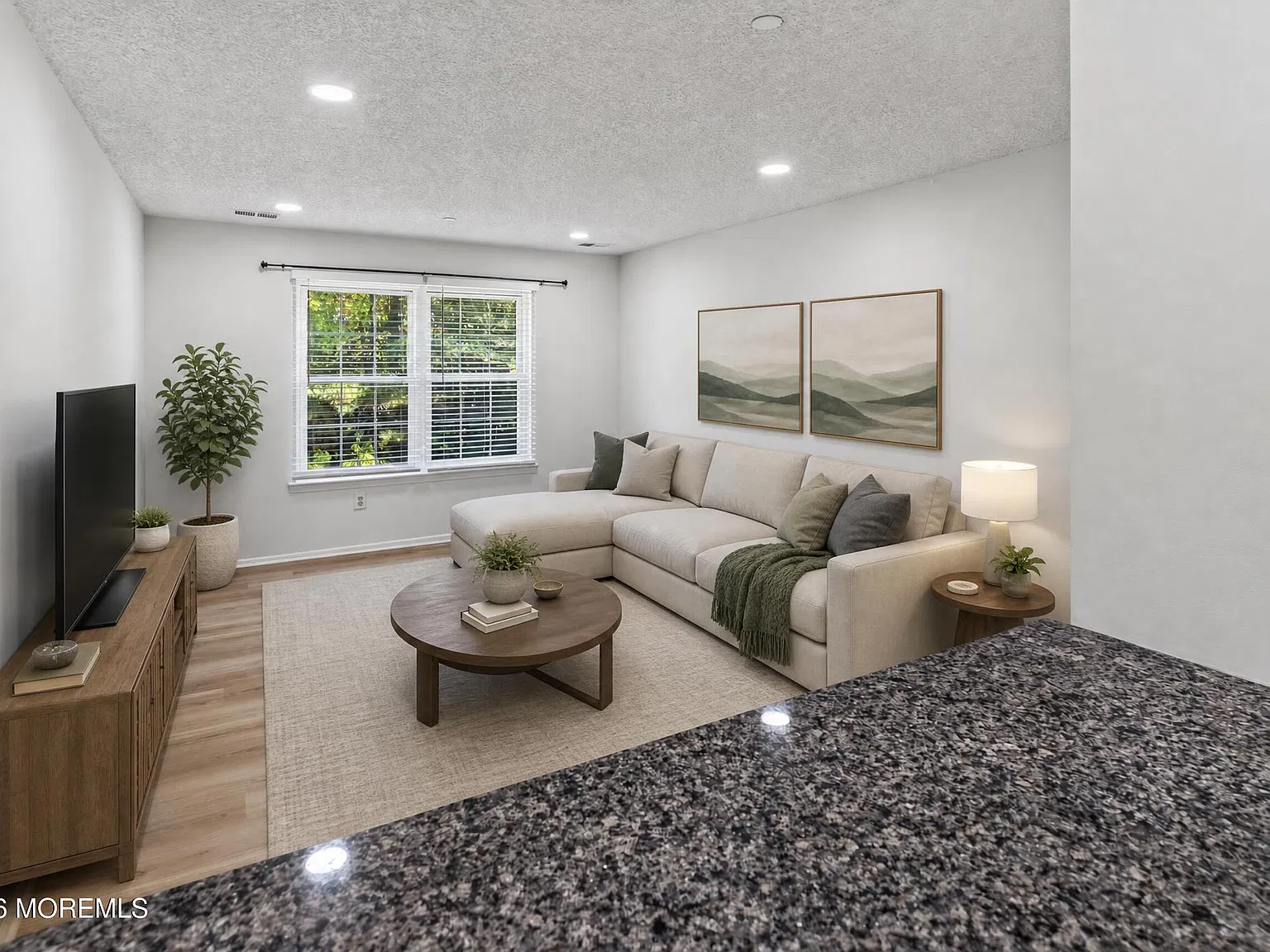 3 bed, 900 sqft, $2,600 — Photo 1
