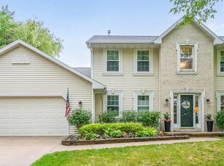 975 Mount Hood Ct, Green Bay, WI 54311