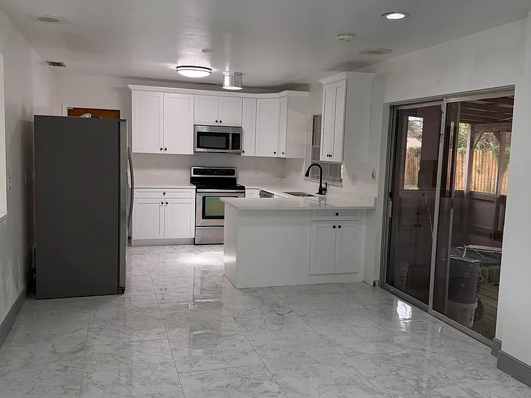 701 Westwood Ln — Photo 4