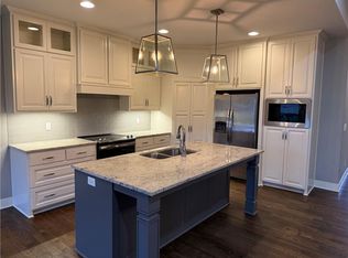 516 SE Linden Dr, Blue Springs, MO 64014