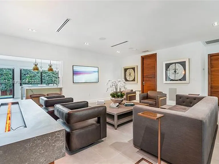 60 Shore Dr W #60 — Photo 1
