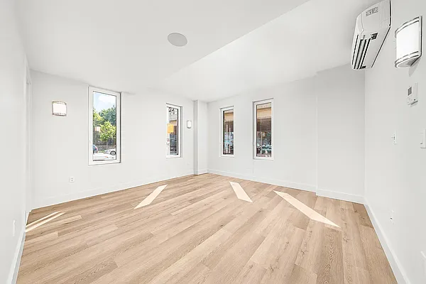 Living room, photo 2