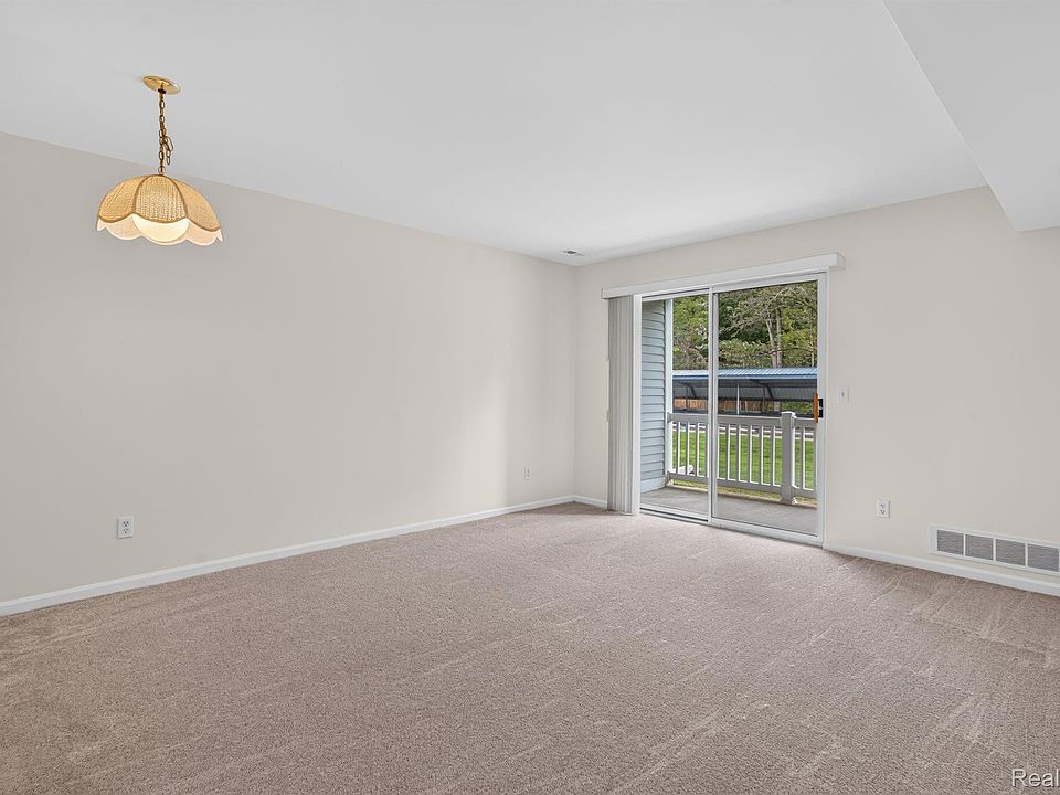 1127 S Lake Dr Unit 117, photo 3