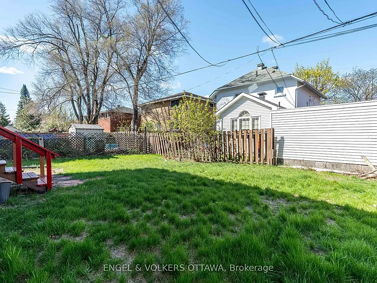 896 Pinewood Cres #3 — Photo 33
