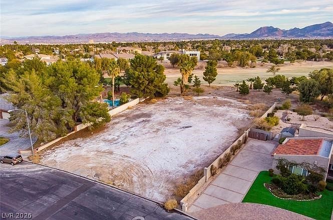 3015 La Mesa Dr