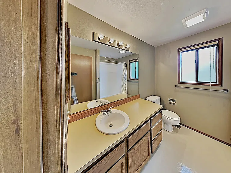 2nd full bathroom, w/ tub